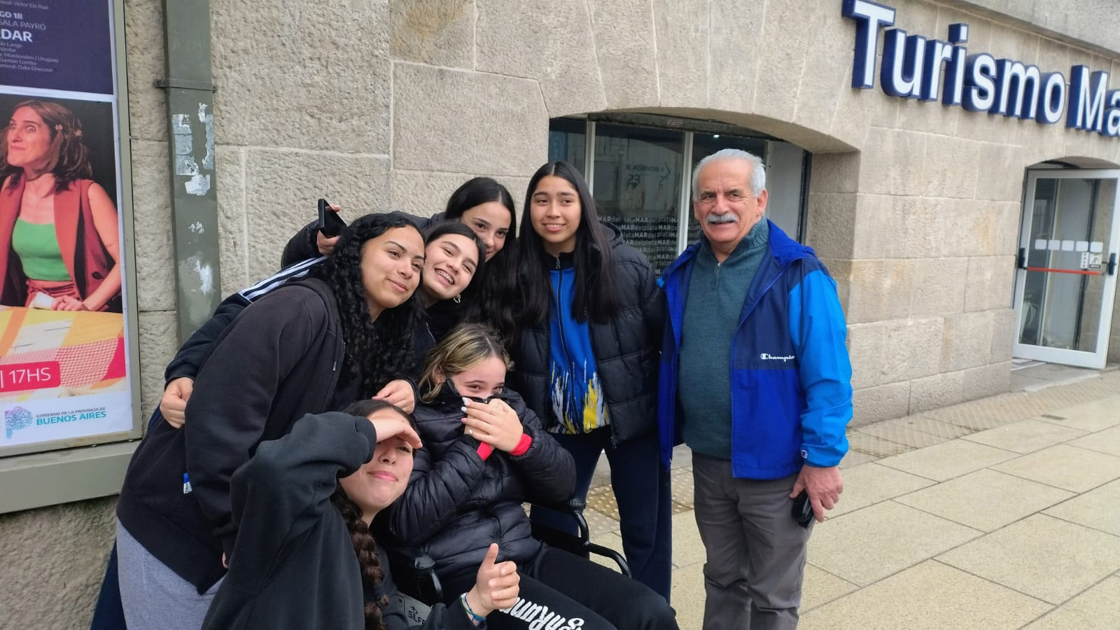 El intendente Ricardo Marino junto a jóvenes delegadas frente a la oficina de Turismo de Mar del Plata