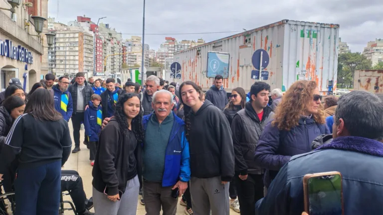 El intendente Ricardo Marino acompañando a la delegación de Patagones durante las acreditaciones en Mar del Plata