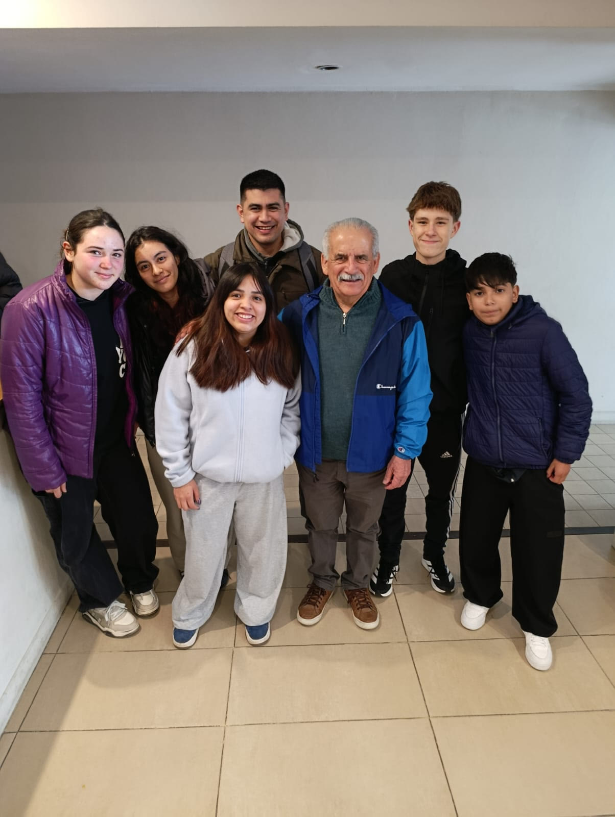 El intendente Ricardo Marino junto a jóvenes deportistas de la delegación de Patagones