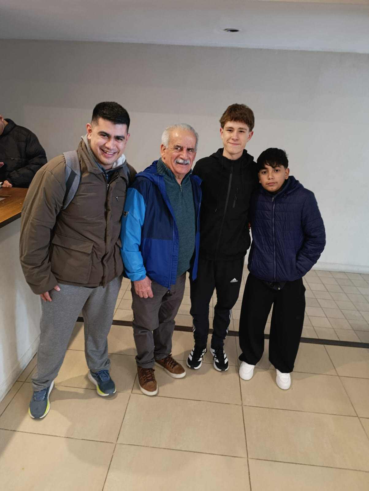 El intendente Ricardo Marino junto a deportistas de la delegación de Patagones