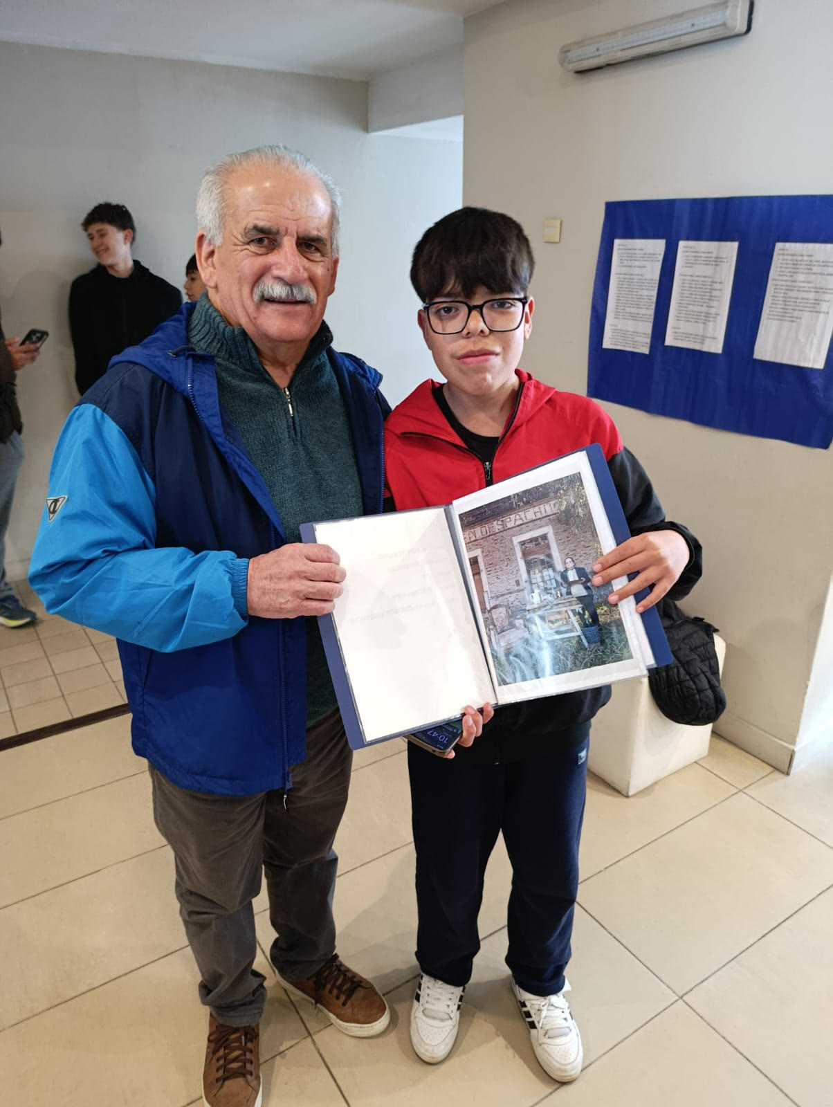 El intendente Ricardo Marino junto a un joven representante de la disciplina cuento con su trabajo