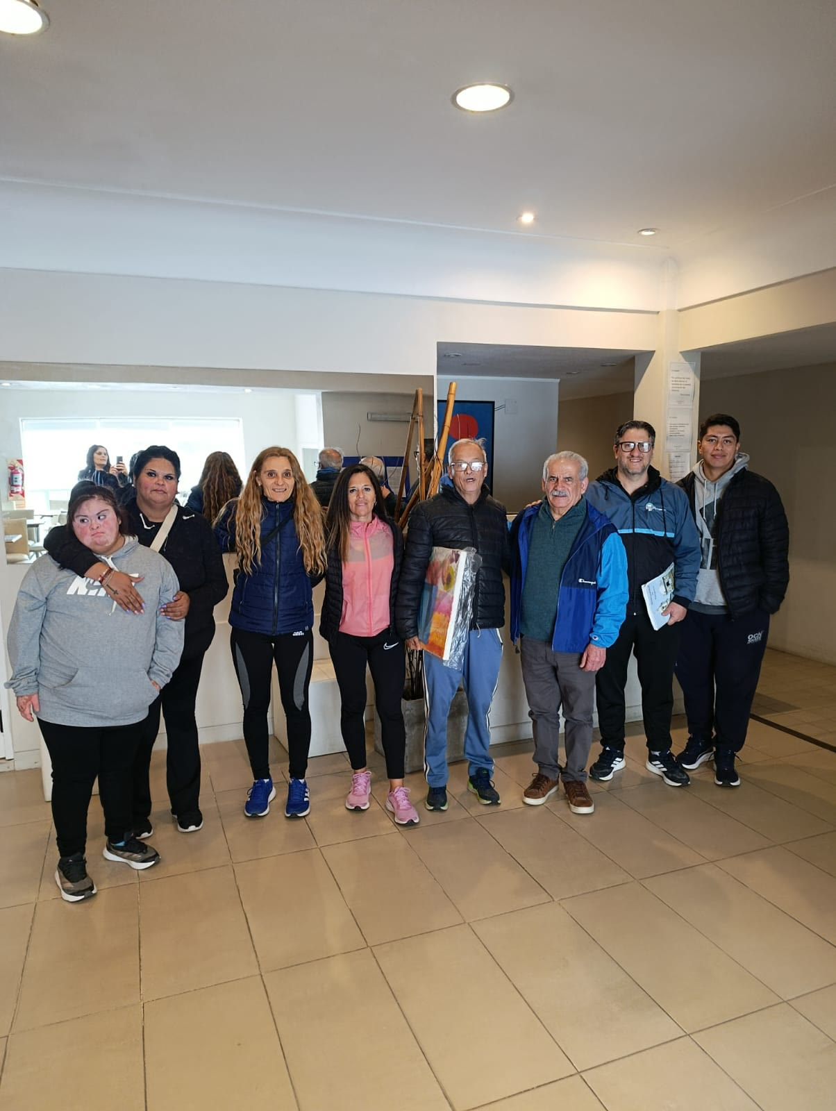 El intendente Ricardo Marino junto a representantes del deporte adaptado y adultos mayores de la delegación de Patagones