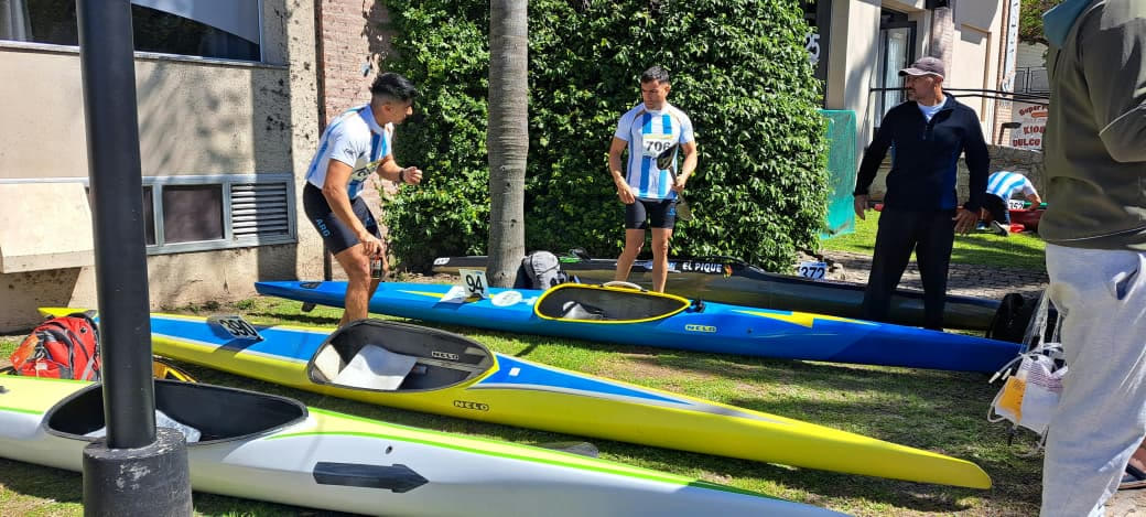 Palistas de Patagones junto a sus kayaks antes de la competencia en Gualeguaychú