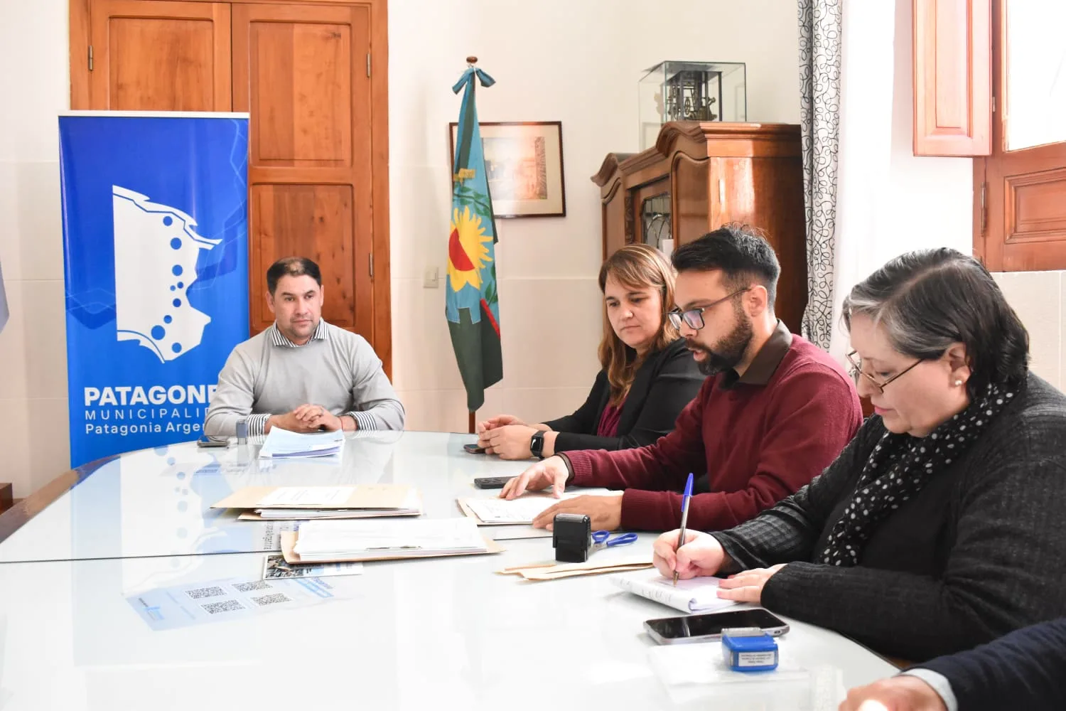 Apertura de sobres de la Licitación Privada N.º 15/2026 para cordón cuneta y mejoramiento de calles en el barrio Villa Lynch