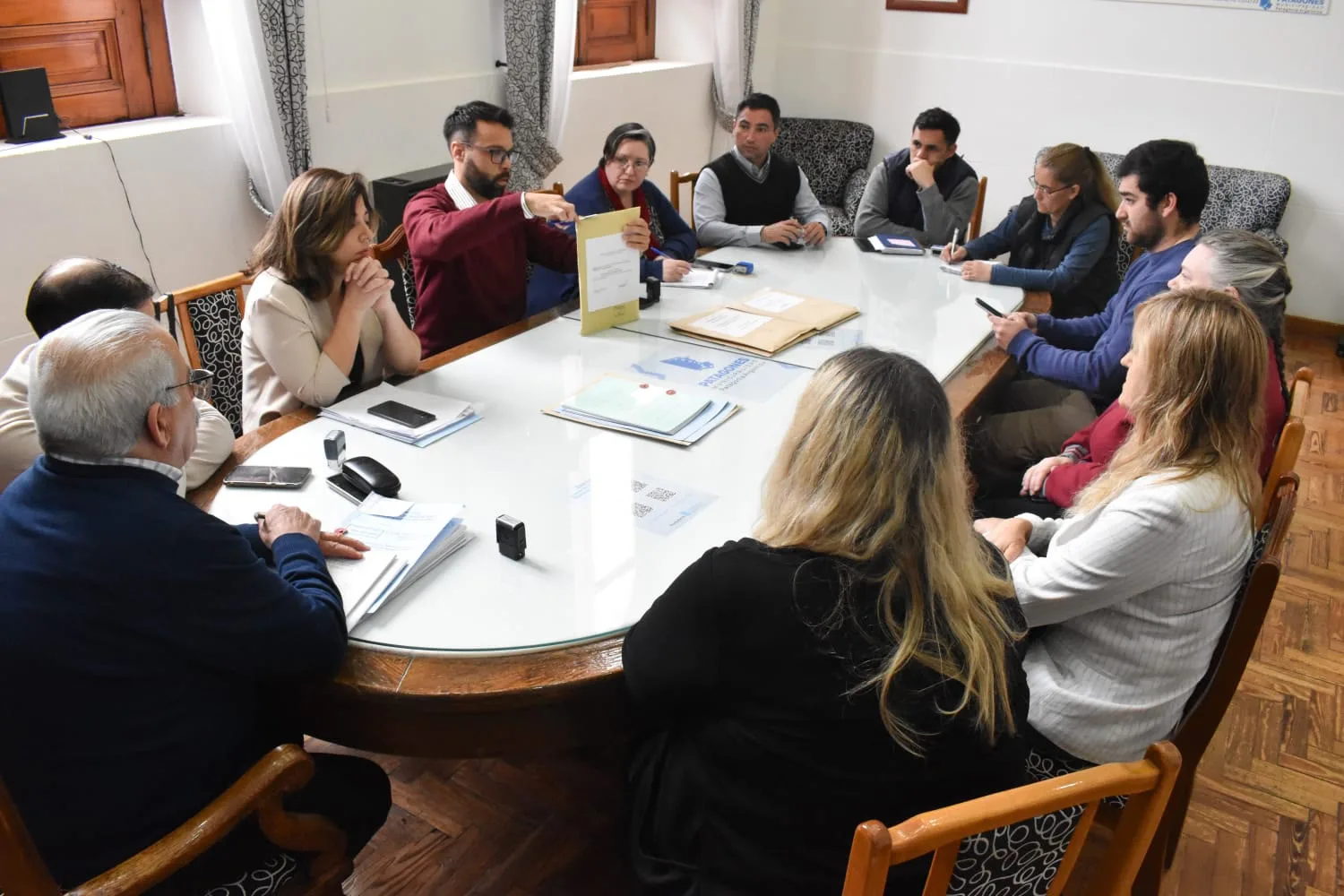 Acto de apertura de ofertas de la Licitación Pública N.º 11/2026 para la refacción de los pisos del Jardín de Infantes N.º 901, en el despacho municipal