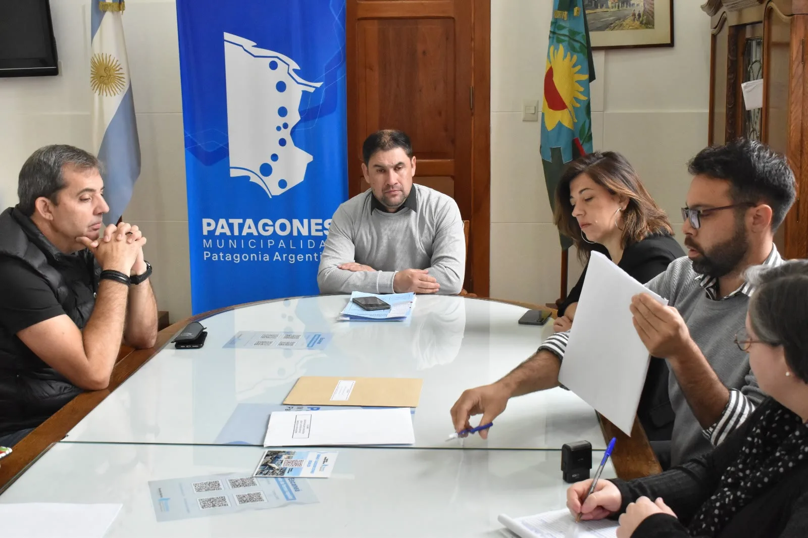 Apertura de sobres de la Licitación Pública N.º 12/2026 para la compra de una motoniveladora, en el despacho municipal de Patagones
