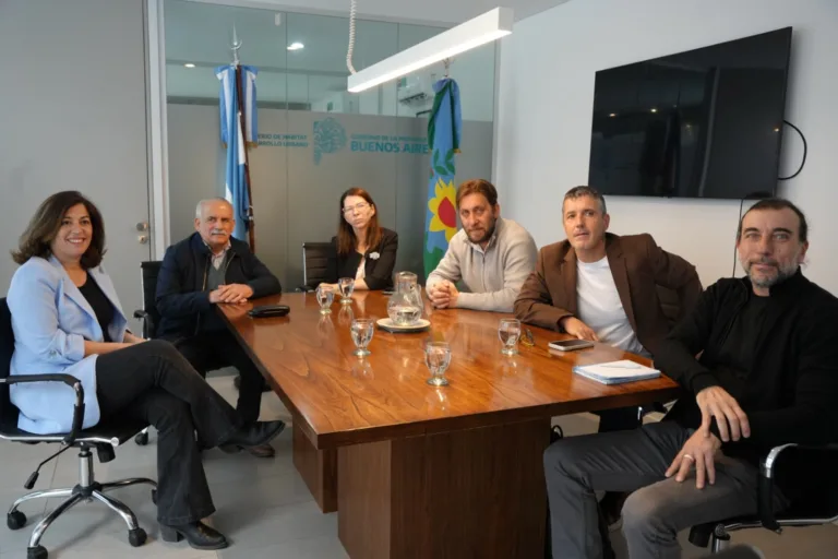 El intendente Ricardo Marino junto a la ministra de Hábitat Silvina Batakis y funcionarios durante la reunión en La Plata por la reactivación de 26 viviendas en Carmen de Patagones