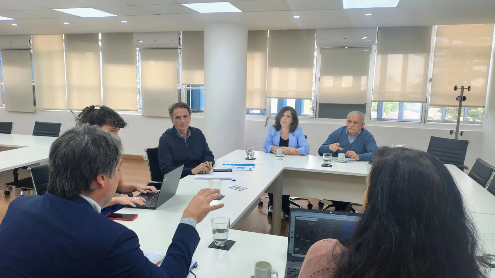 El intendente Ricardo Marino junto al ministro Gabriel Katopodis, el presidente de ABSA Hugo Obed y funcionarios durante la reunión en La Plata por obras de infraestructura hídrica