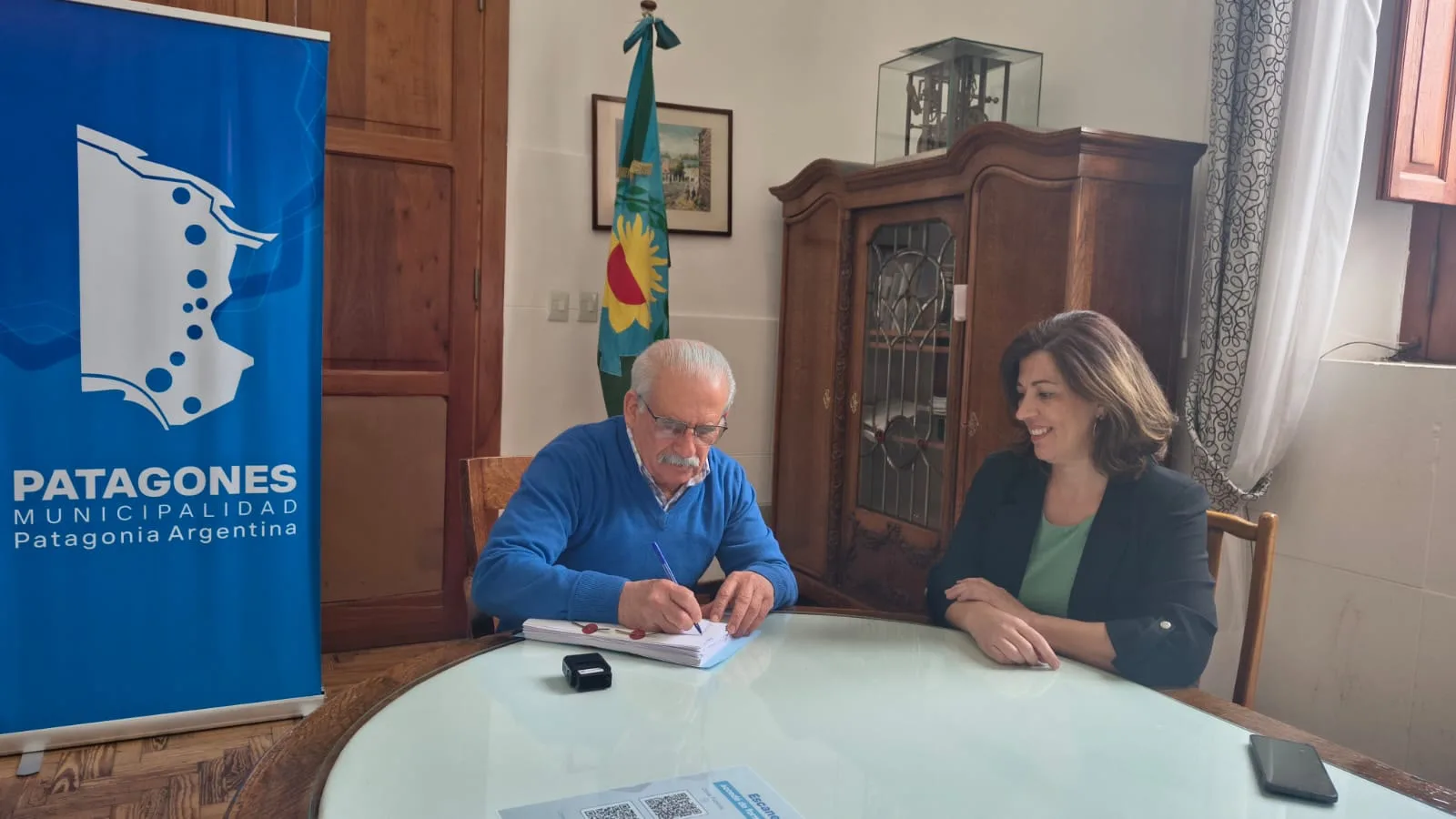 El intendente Ricardo Marino junto a la secretaria Pamela Baffoni durante la firma de la autorización del proceso licitatorio de la Escuela Técnica N.º 1