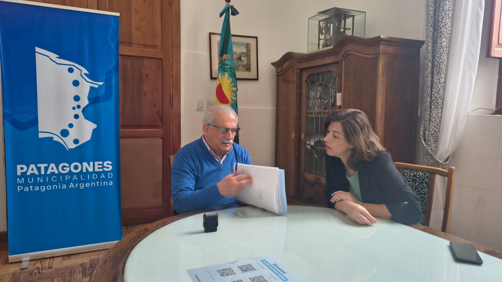 El intendente Ricardo Marino junto a la secretaria Pamela Baffoni durante la firma de la autorización del proceso licitatorio de la Escuela Técnica N.º 1