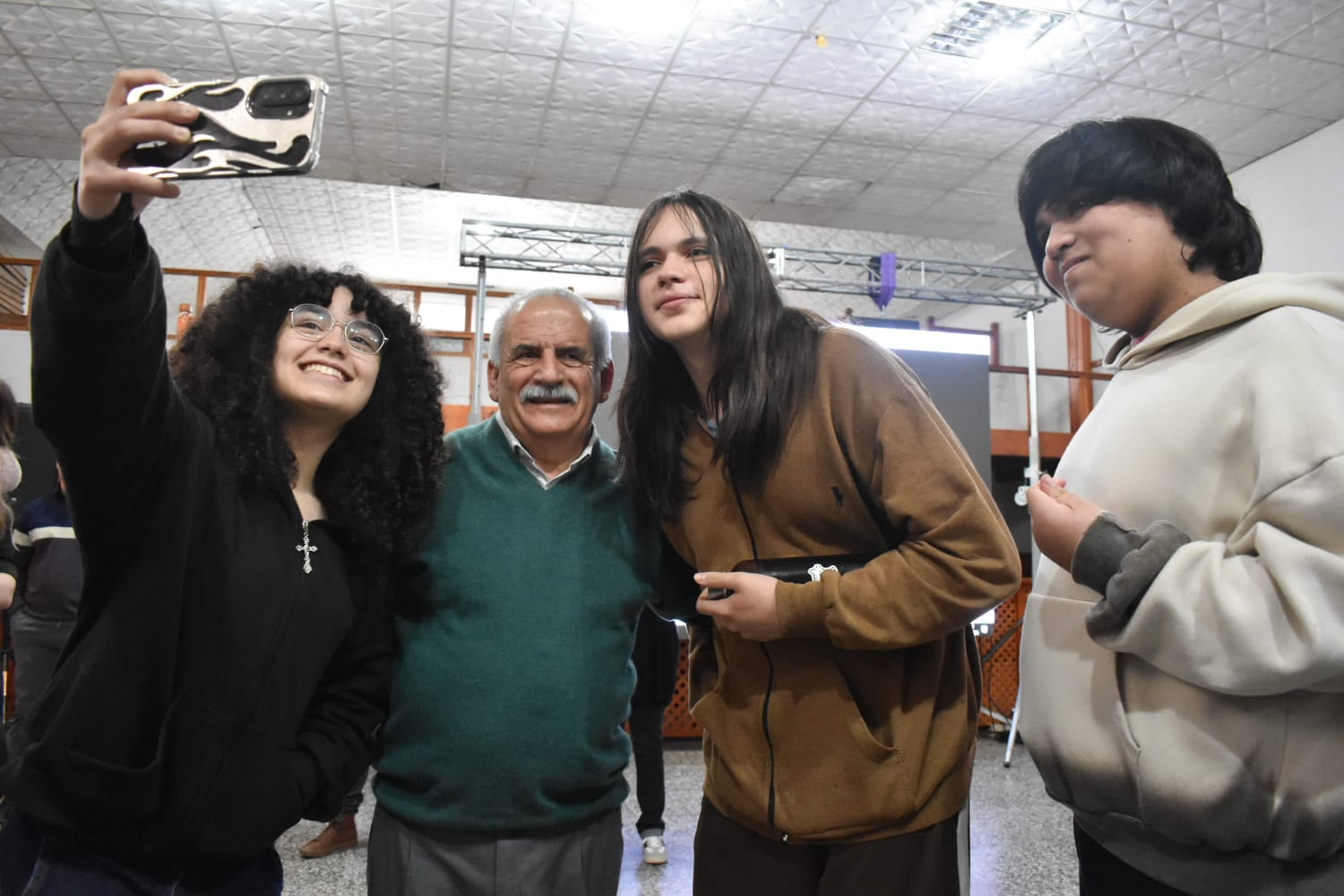 El intendente Ricardo Marino se saca una selfie con estudiantes de la Escuela Técnica N.º 1