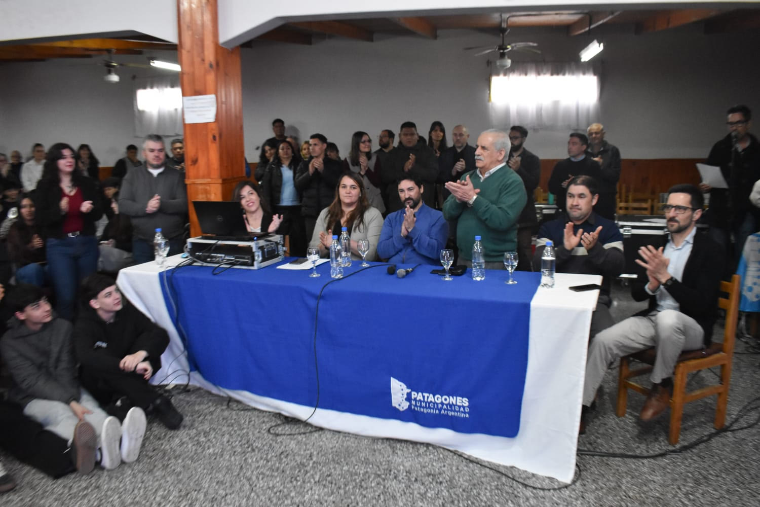 Autoridades municipales durante la presentación del proyecto, con el público aplaudiendo