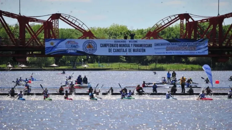 Vista general del Campeonato Mundial y Panamericano de Canotaje de Maratón en Gualeguaychú, con el cartel del evento sobre el río