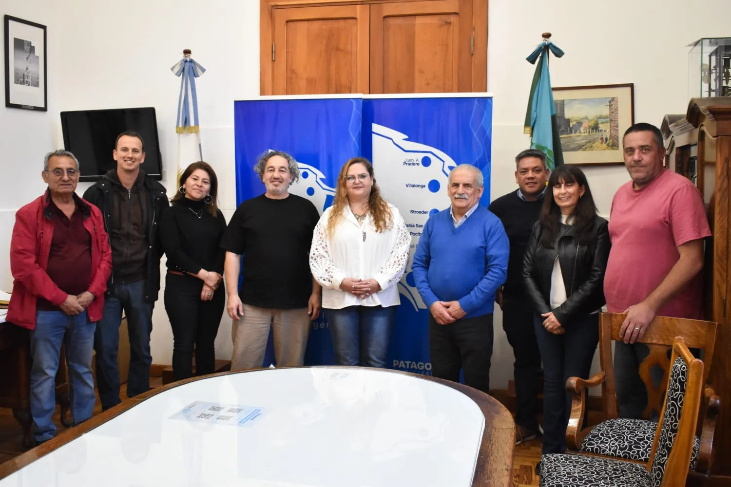 El intendente Ricardo Marino y el secretario de Gobierno Matías Pérez junto a las nuevas autoridades de las Comisiones de Fomento de los barrios El Progreso y Villa Dolores