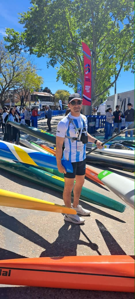 Deportista argentino con indumentaria de competición en el acceso al Mundial de Canotaje Maratón