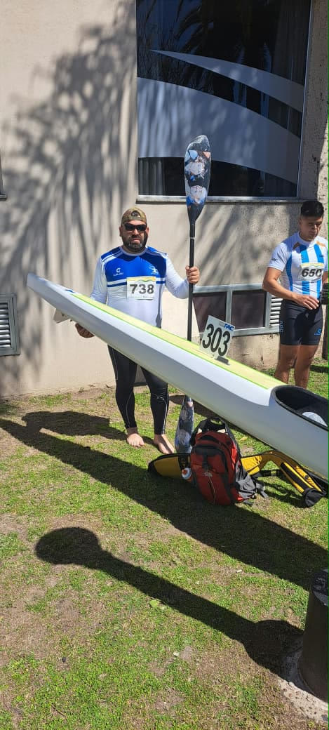 Palista de la Escuela Municipal de Canotaje de Patagones con su kayak en el predio del Mundial
