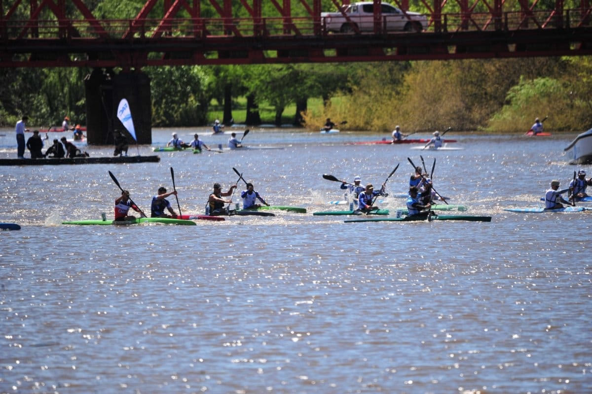 Grupo de palistas compitiendo en el río durante el Mundial de Canotaje Maratón de Gualeguaychú