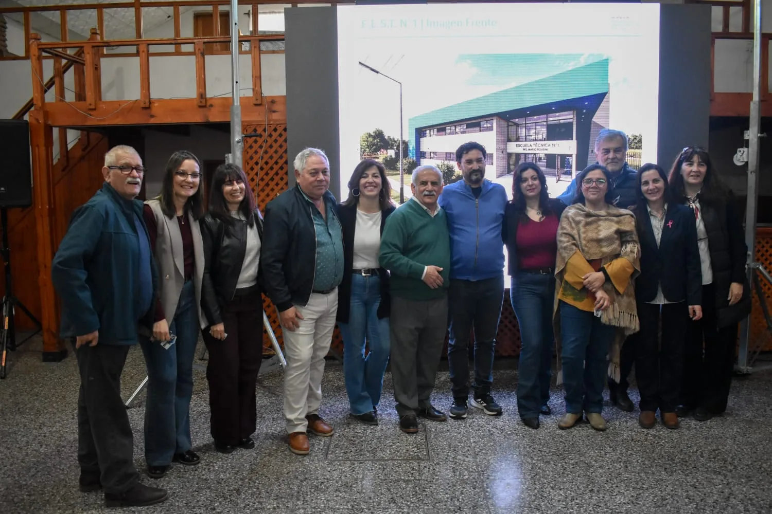 El intendente Ricardo Marino junto a autoridades frente a la proyección del frente del nuevo edificio de la Escuela Técnica N.º 1