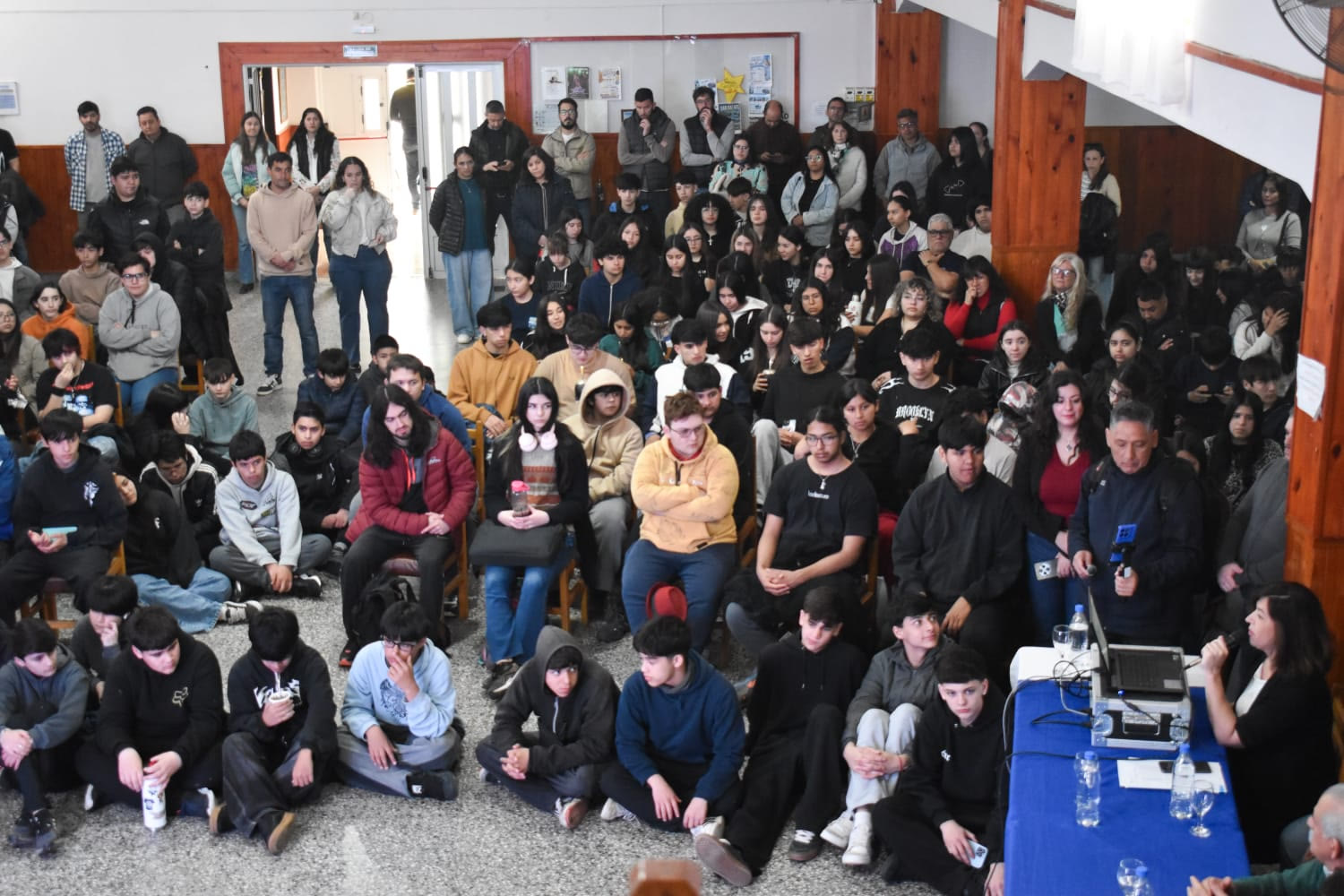 Estudiantes, docentes y familias de la Escuela Técnica N.º 1 durante la presentación del proyecto