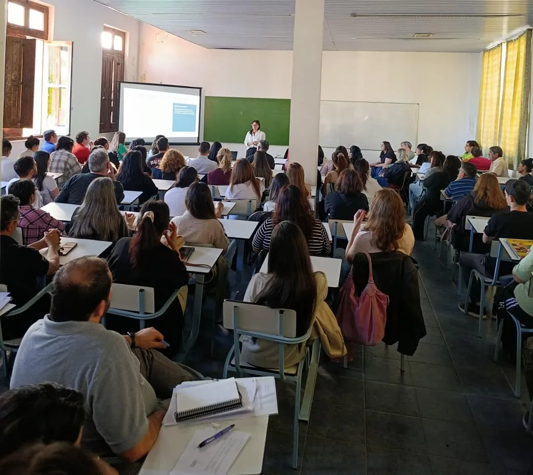 La jueza Rita Custet durante la charla sobre el nuevo régimen penal adolescente en el CIIE Patagones