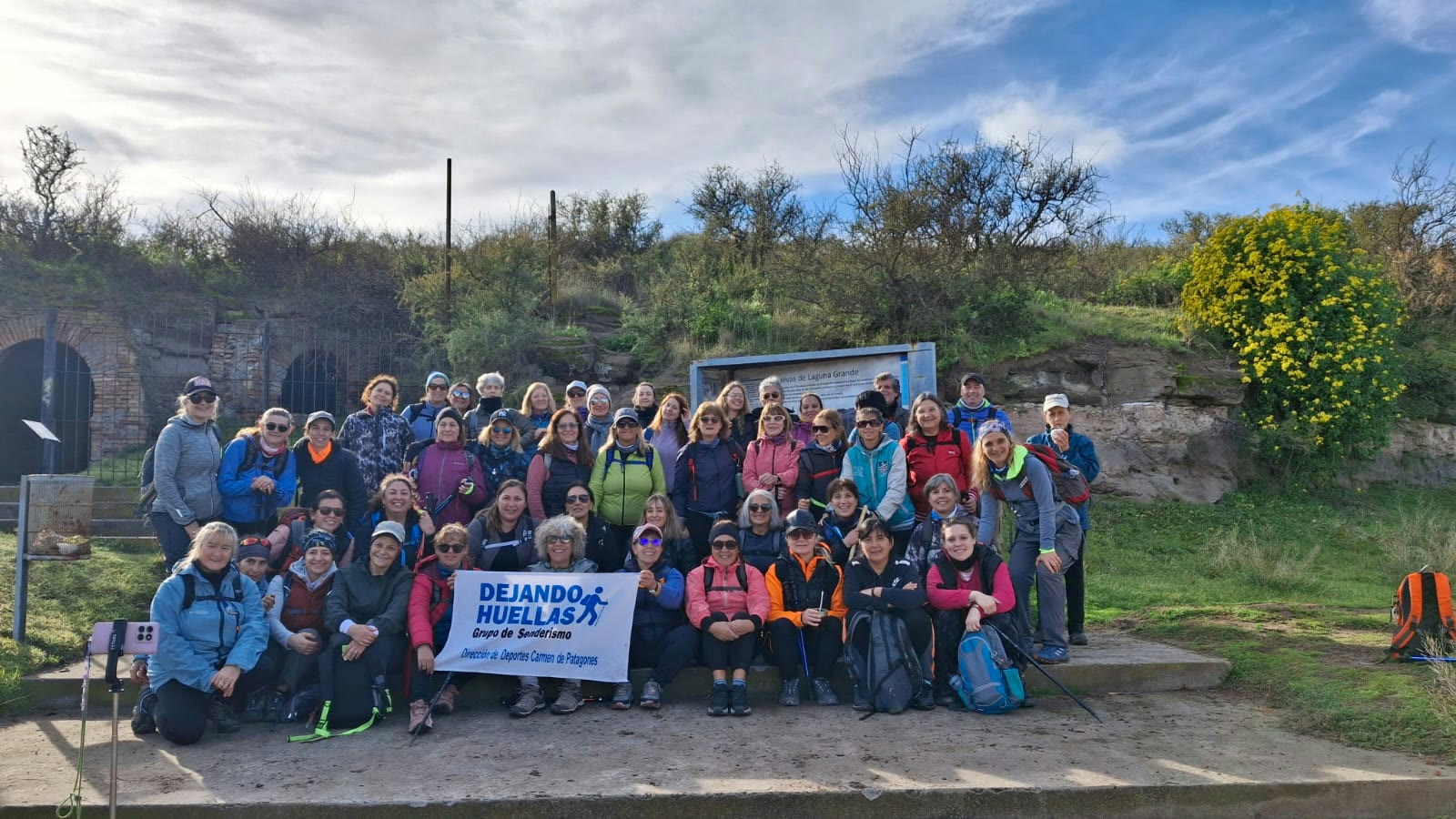 Integrantes del grupo municipal de senderismo Dejando huellas en Sierra de la Ventana