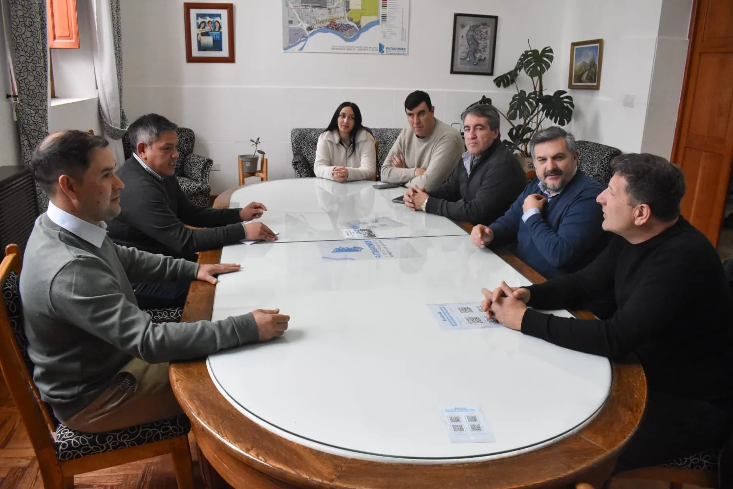 El secretario de Gobierno Matías Pérez junto a autoridades del Ministerio de Trabajo y Empleo bonaerense durante la reunión por la Subdelegación de Trabajo en Villalonga