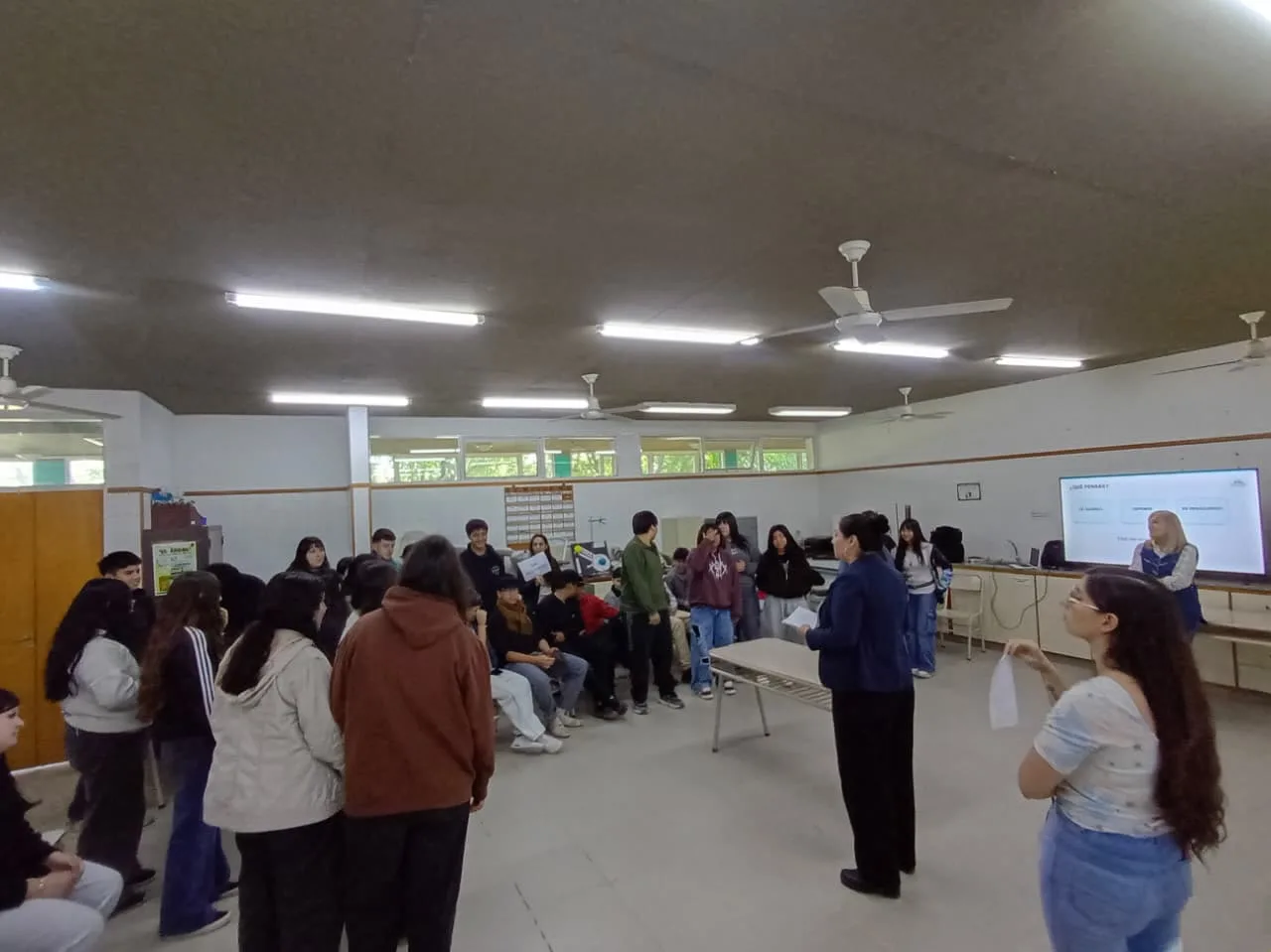 Estudiantes de la Escuela Agraria Carlos Spegazzini durante el taller Vínculos y Convivencia a cargo del Área Preventiva y Comunitaria de DINAG