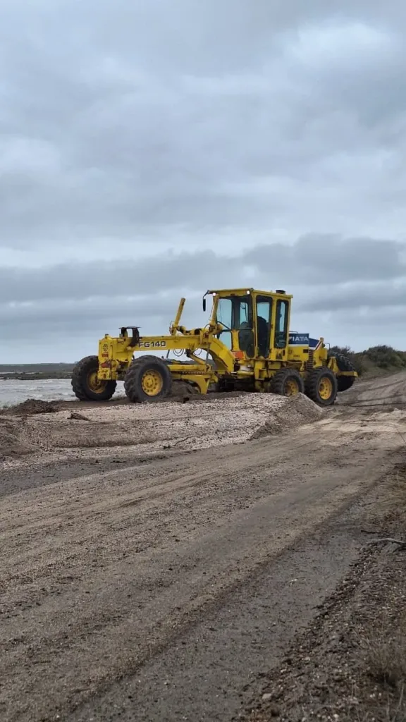 Trabajos de mantenimiento en el camino de la costa de Los Pocitos