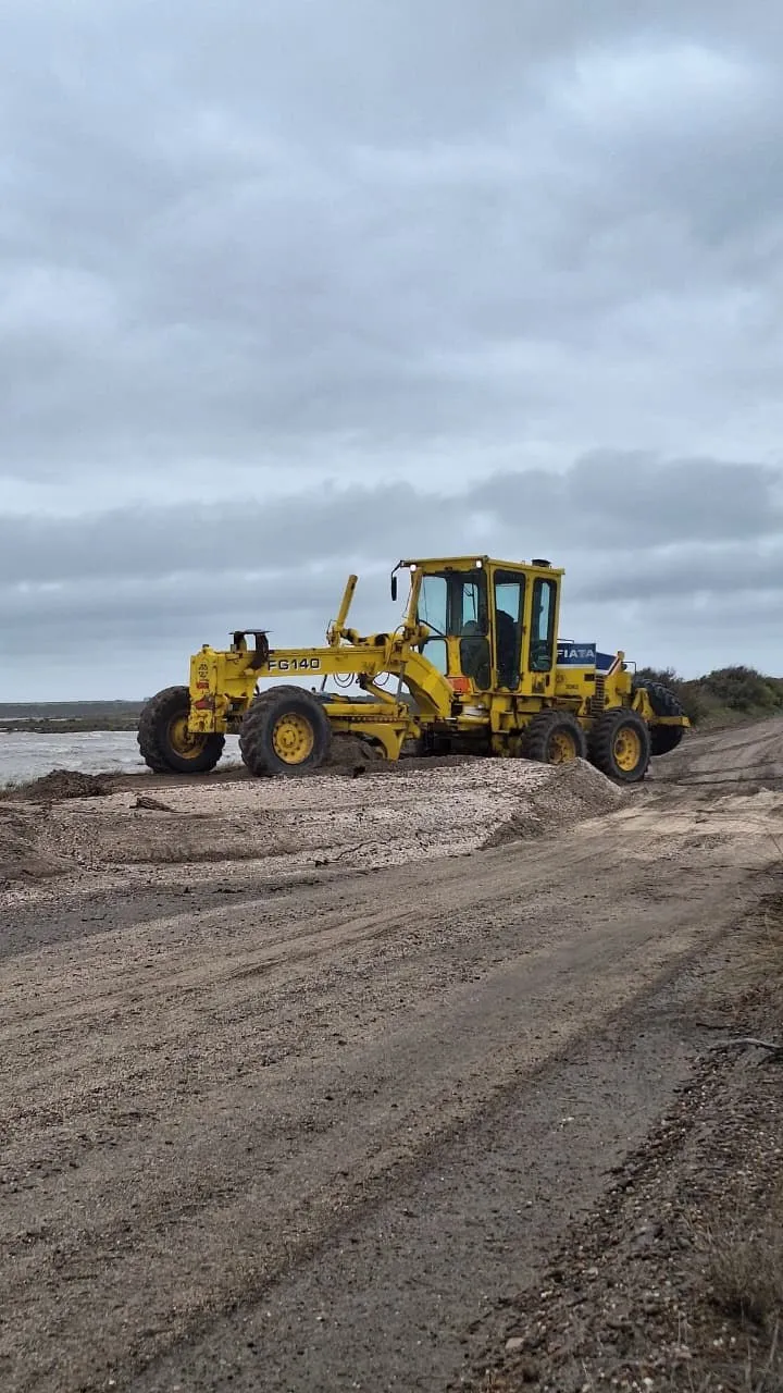 Trabajos de mantenimiento en el camino de la costa de Los Pocitos